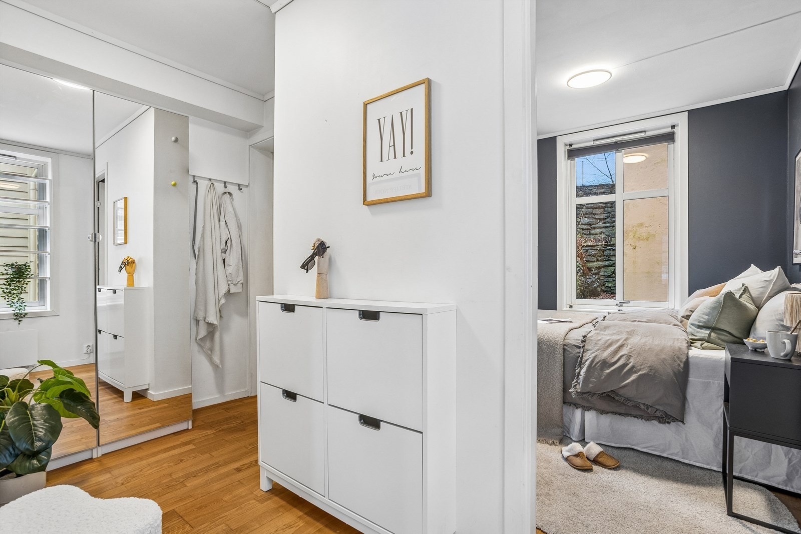 Entréen gir plass til oppbevaring av yttertøy og sko, og leder deg videre inn i leiligheten. Galleribilde