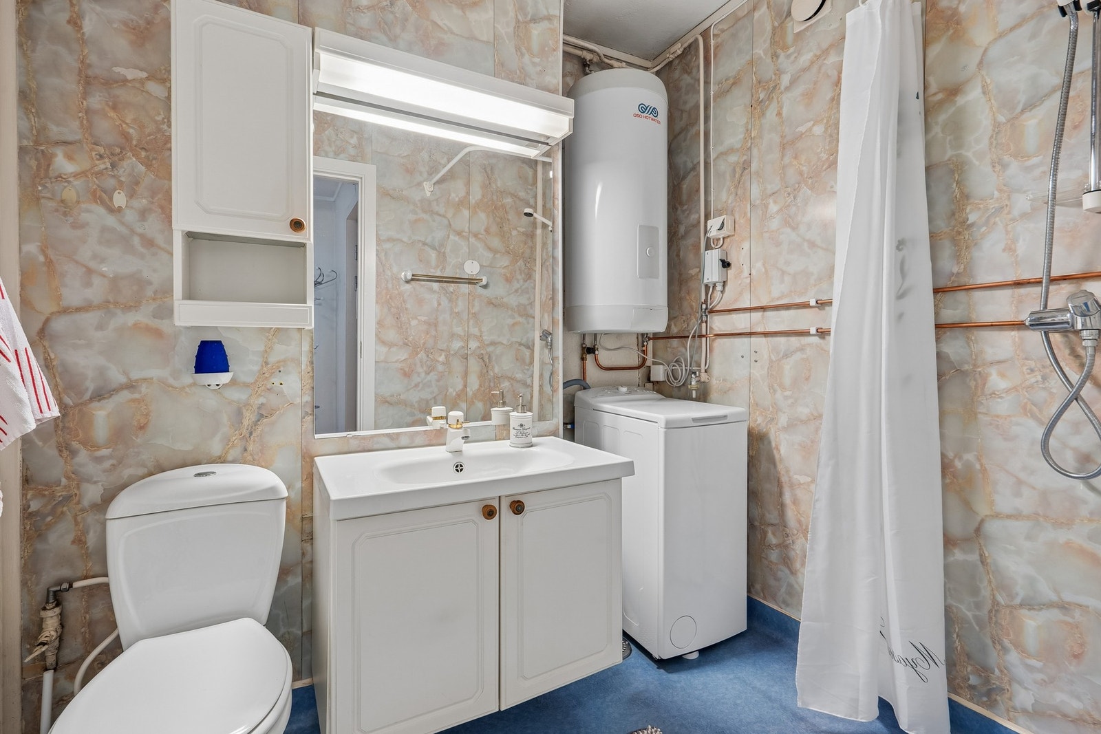 Praktisk bad med opplegg for vaskemaskin. Galleribilde