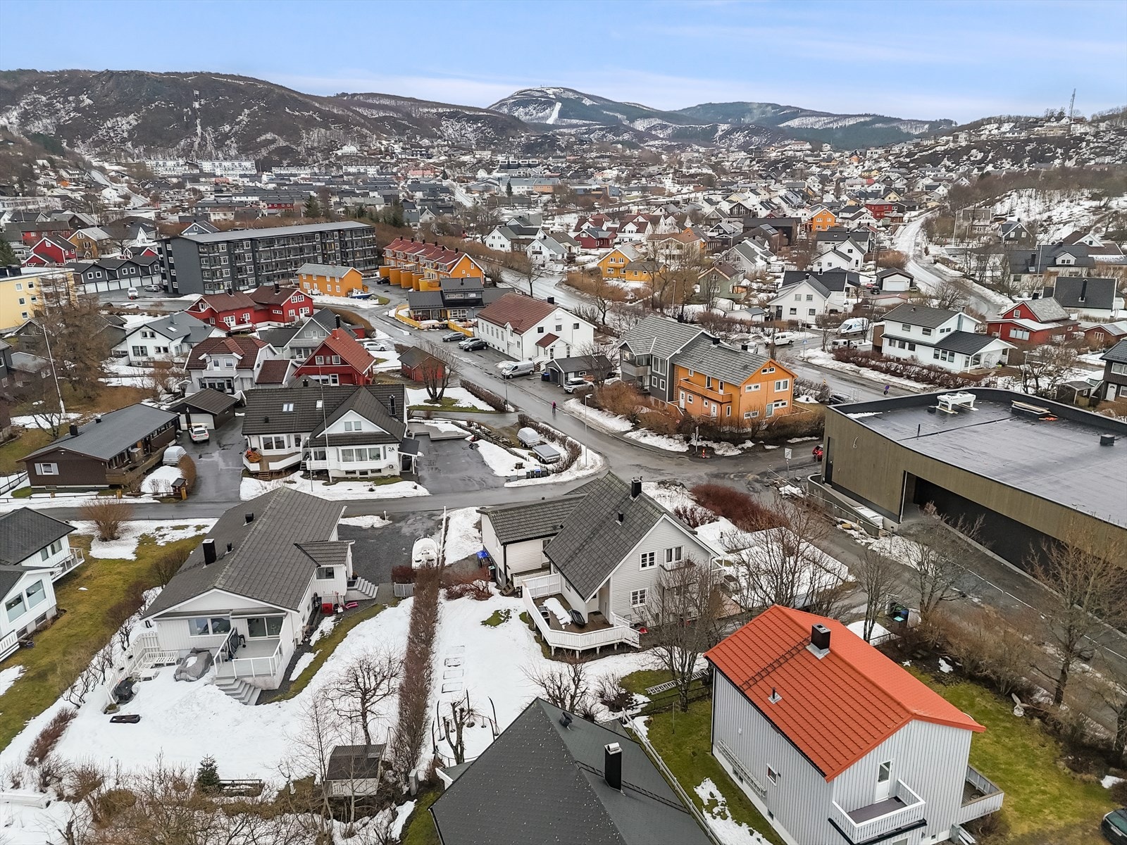 Det er kort vei til barnehage, skole, butikk og bussholdeplass - Det er heller ikke lange veien til fine turområder som Rønvikfjellet, Keiservarden og Maskinisten Galleribilde