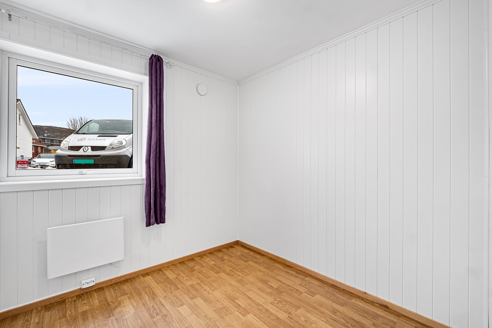 Rom I - Videre er det fem rom innredet til soverom (ikke godkjent soverom/hoveddel- opprinnelig frisørsalong og boder) Galleribilde