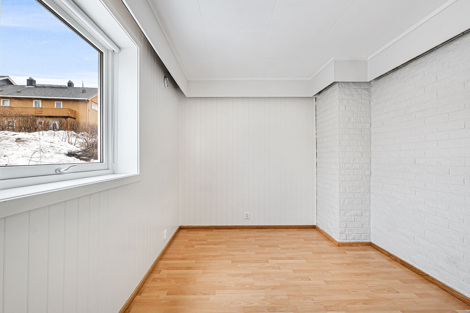 Soverom III - Soverommet i underetasjen er lysmalt og av god størrelse Galleribilde