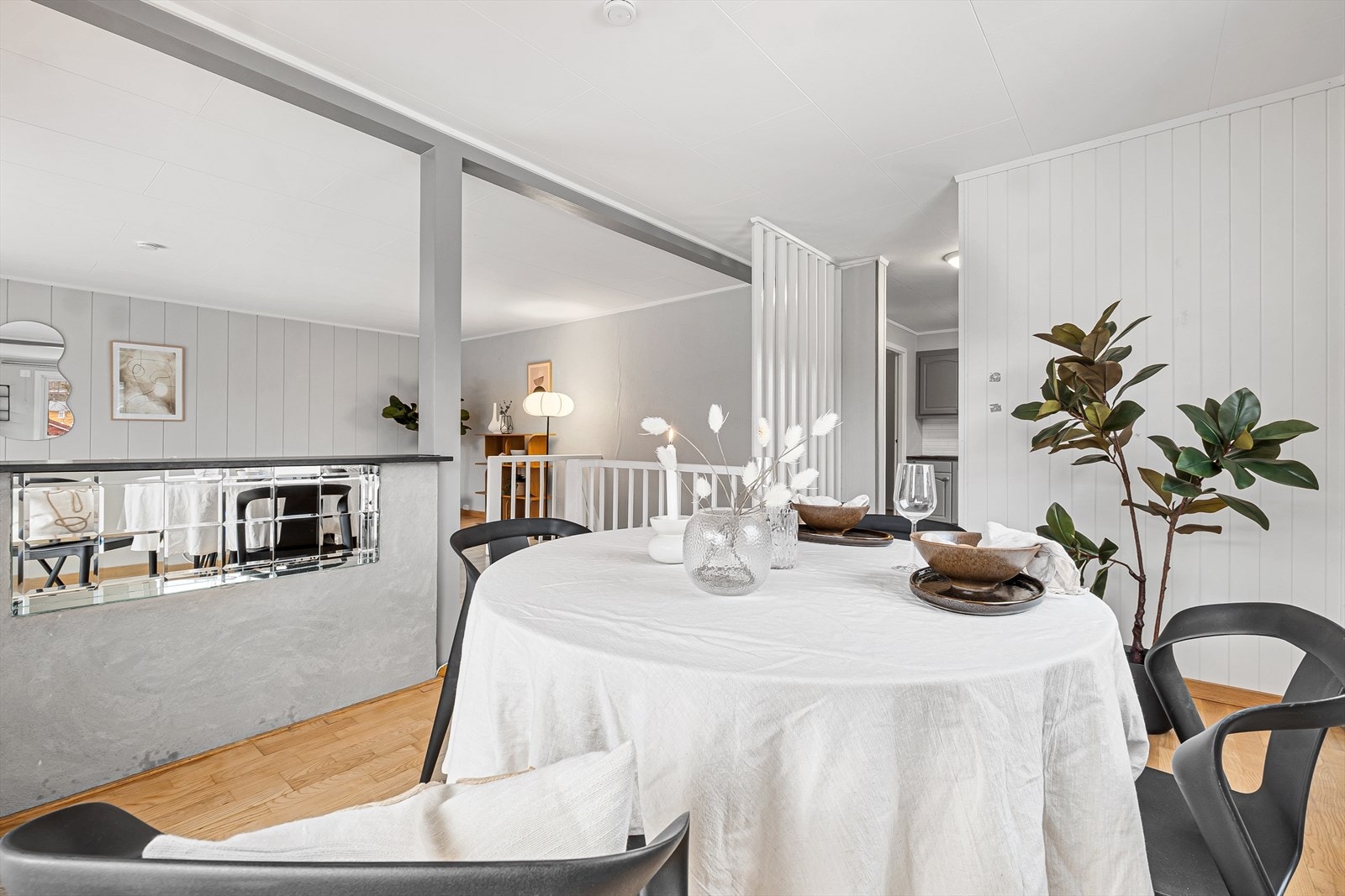 Det er halvvegg mellom stuen og spisestuen, noe som gir en fin kombinasjon av åpen og avdelt løsning Galleribilde