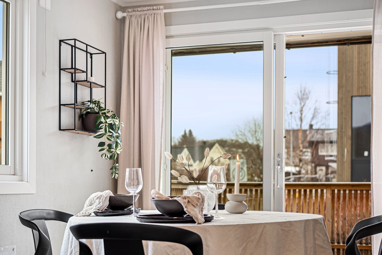 Herfra er det også skyvedør i glass som tar deg ut til den sørvendte verandaen Galleribilde