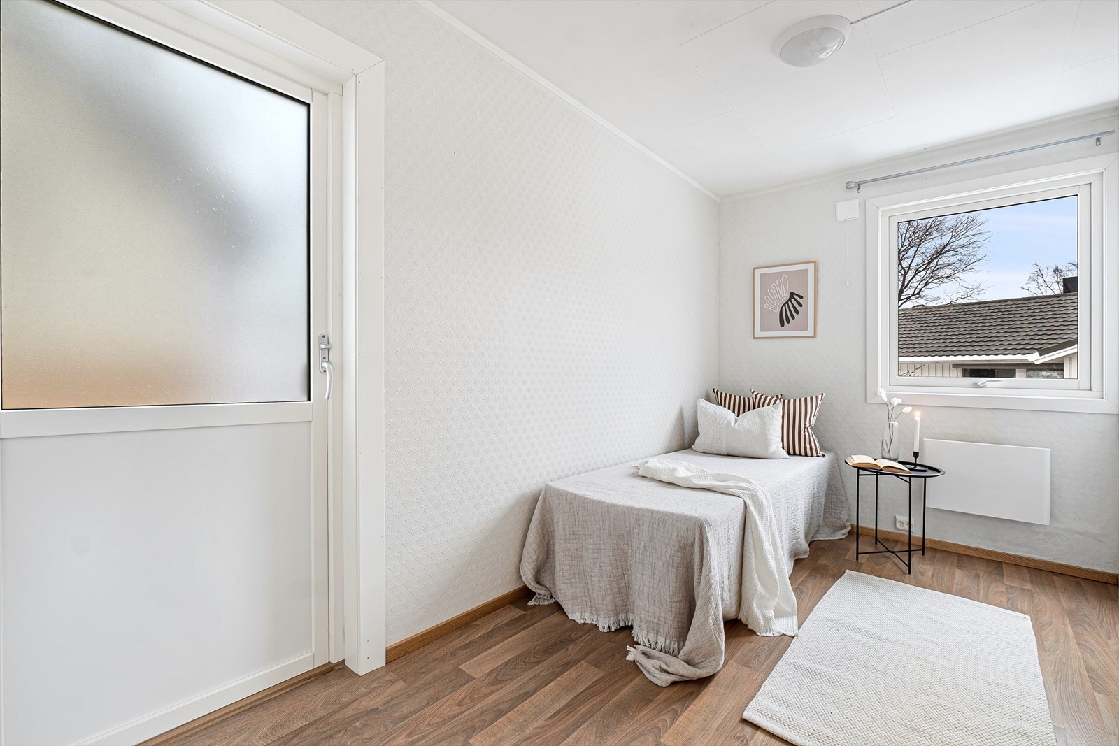 Soverom II - Det andre soverommet i etasjen er lysmalt og har utgang til terrasse på baksiden Galleribilde