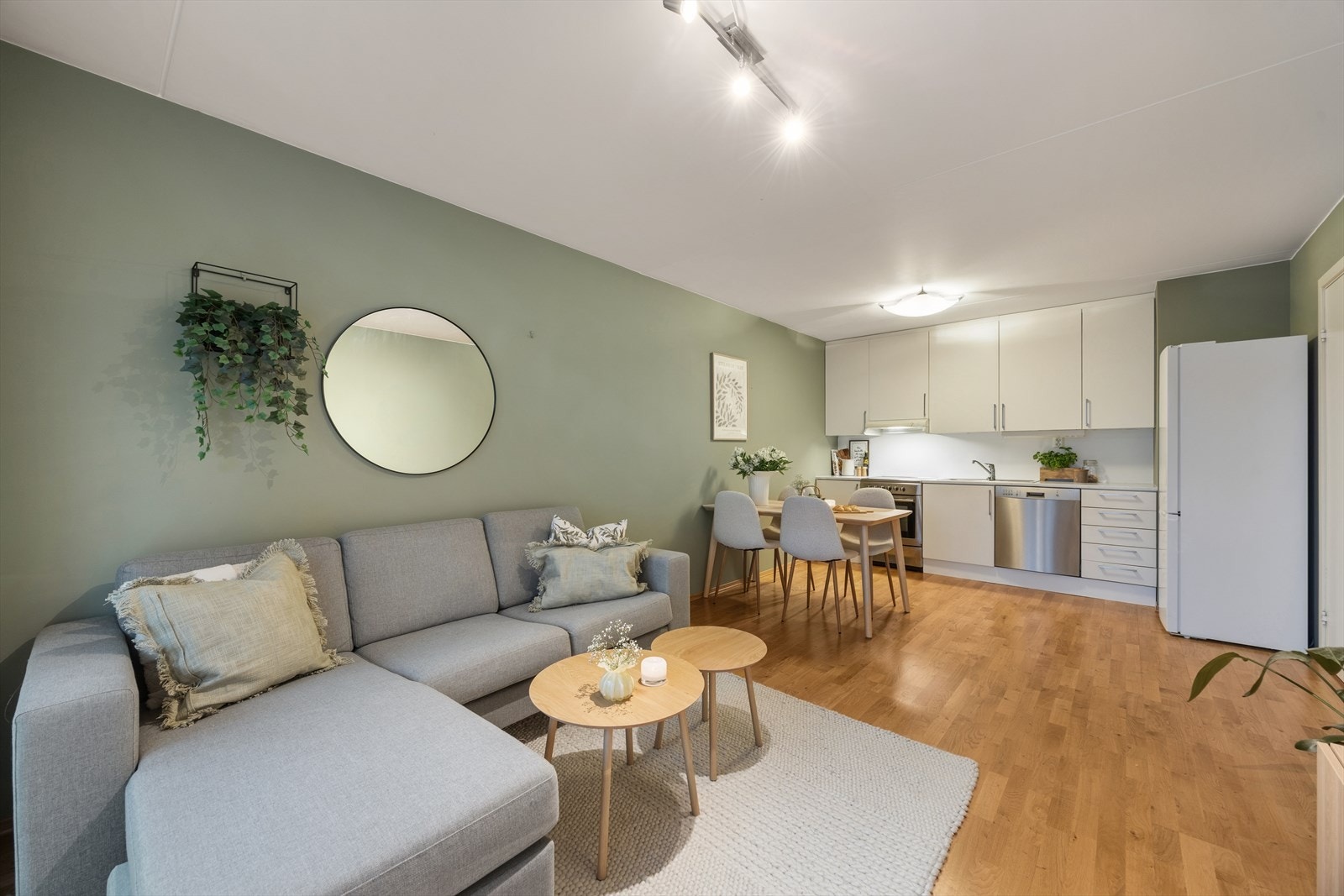 Lyst og funksjonelt kjøkken med god benke-og skapplass! Galleribilde