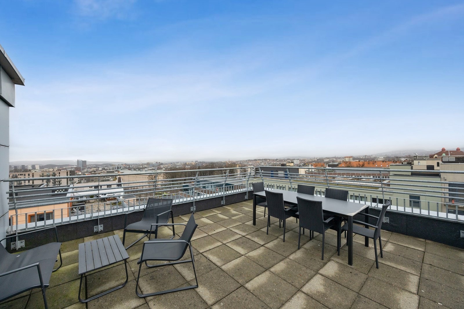Bygget har flotte fellesfasiliteter, blant annet en solrik takterrasse med panoramautsikt. Galleribilde