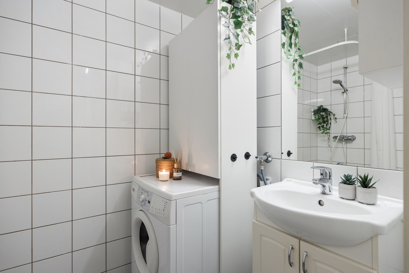 Prefabrikkert bad fra byggeår med fliser på både gulv og vegger. Rommet har standard innredning, gulvvarme, dusjhjørne og opplegg for vaskemaskin. Galleribilde