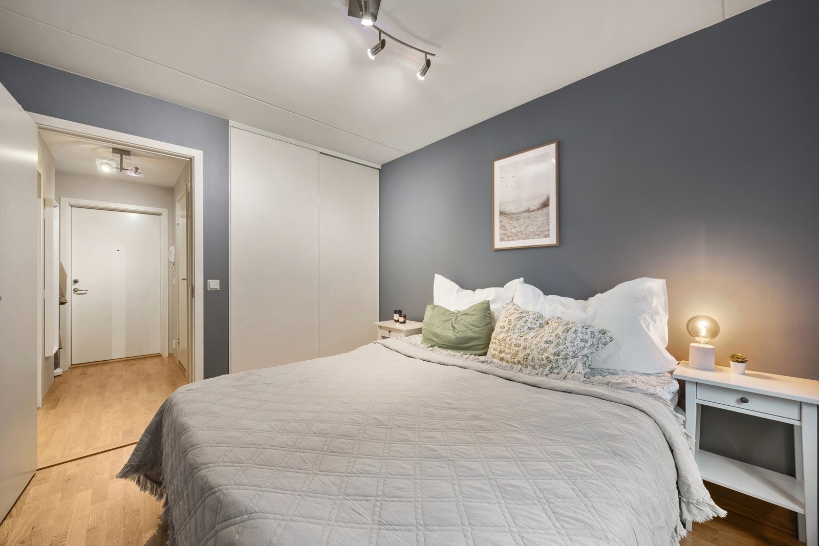 De dempede blågrå veggene gir en behagelig atmosfære, og vinduet slipper inn naturlig lys og utsyn mot grønne omgivelser. Galleribilde