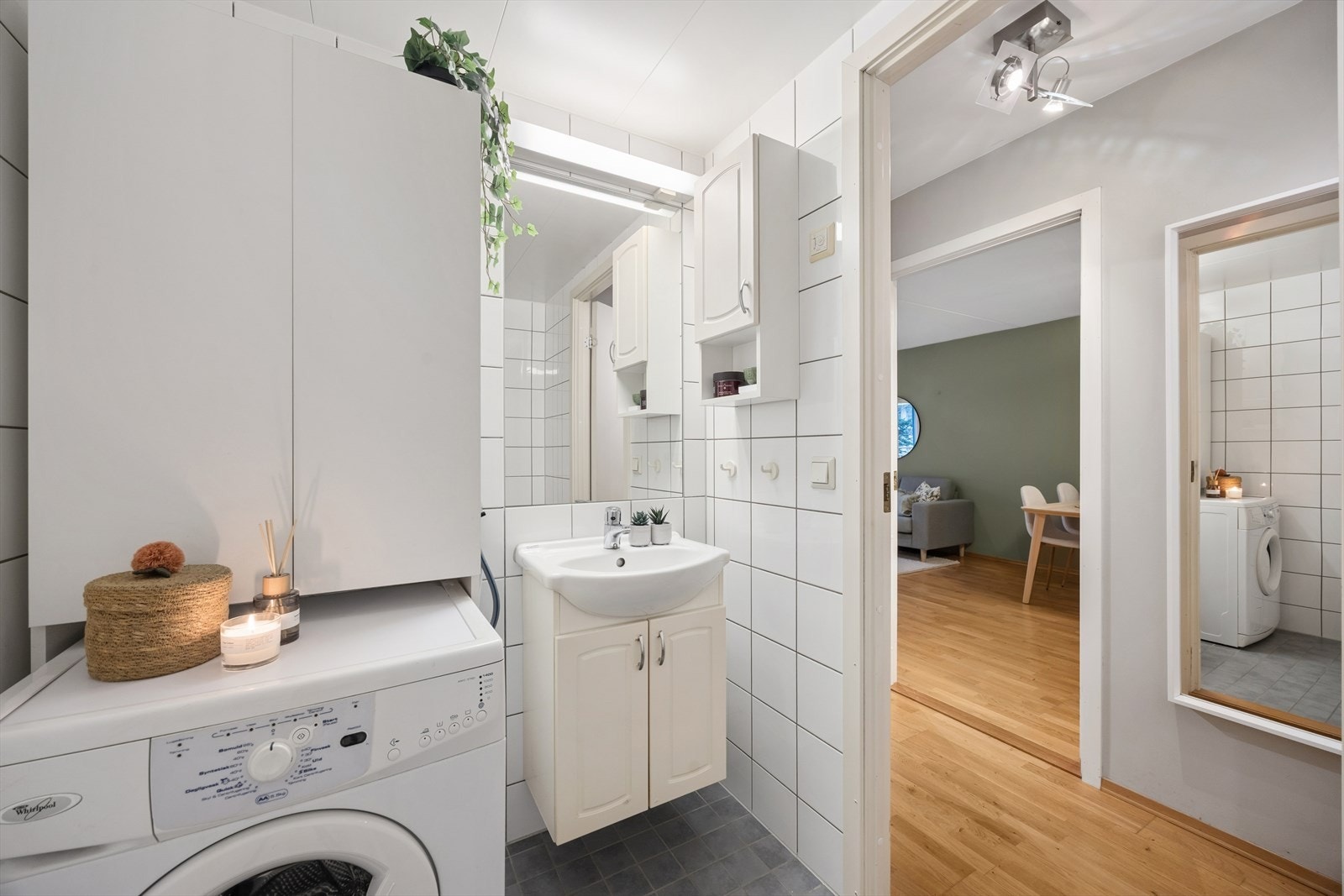 Et praktisk og lyst baderom med funksjonell planløsning. Galleribilde