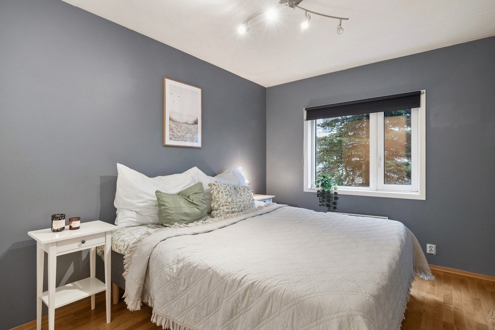 Rolig og romslig soverom med god plass til dobbeltseng. Galleribilde