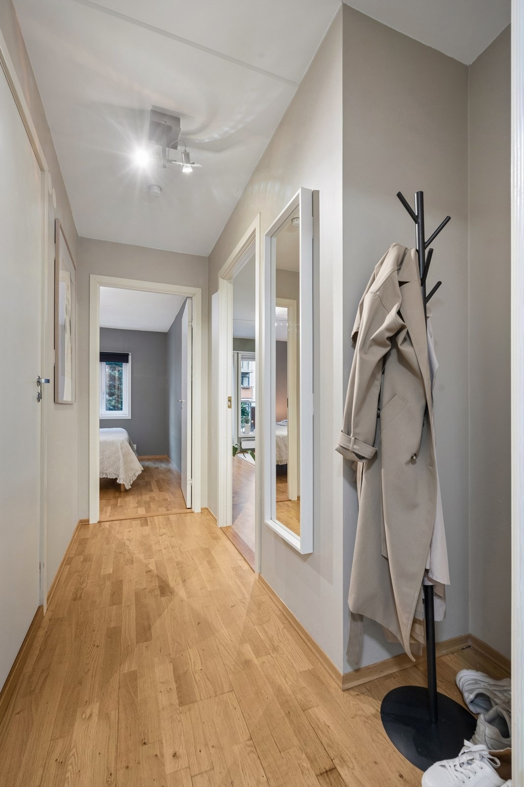 Innbydende og romslig entré med plass til praktisk garderobe og gode knaggløsninger. Galleribilde