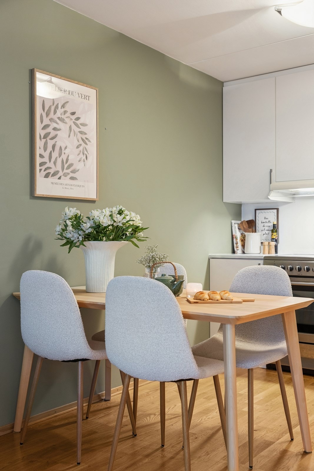 God plass til hyggelig spisebord mellom stue og kjøkken, et perfekt samlingspunkt! Galleribilde