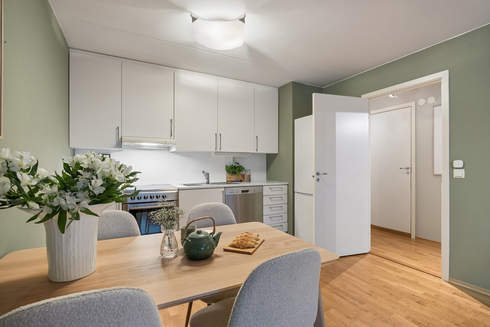 Kjøkkenet har foliert benkeplate med nedfelt kum i rustfritt stål, opplegg for oppvaskmaskin og plass for frittstående kjøle-/fryseskap. Galleribilde