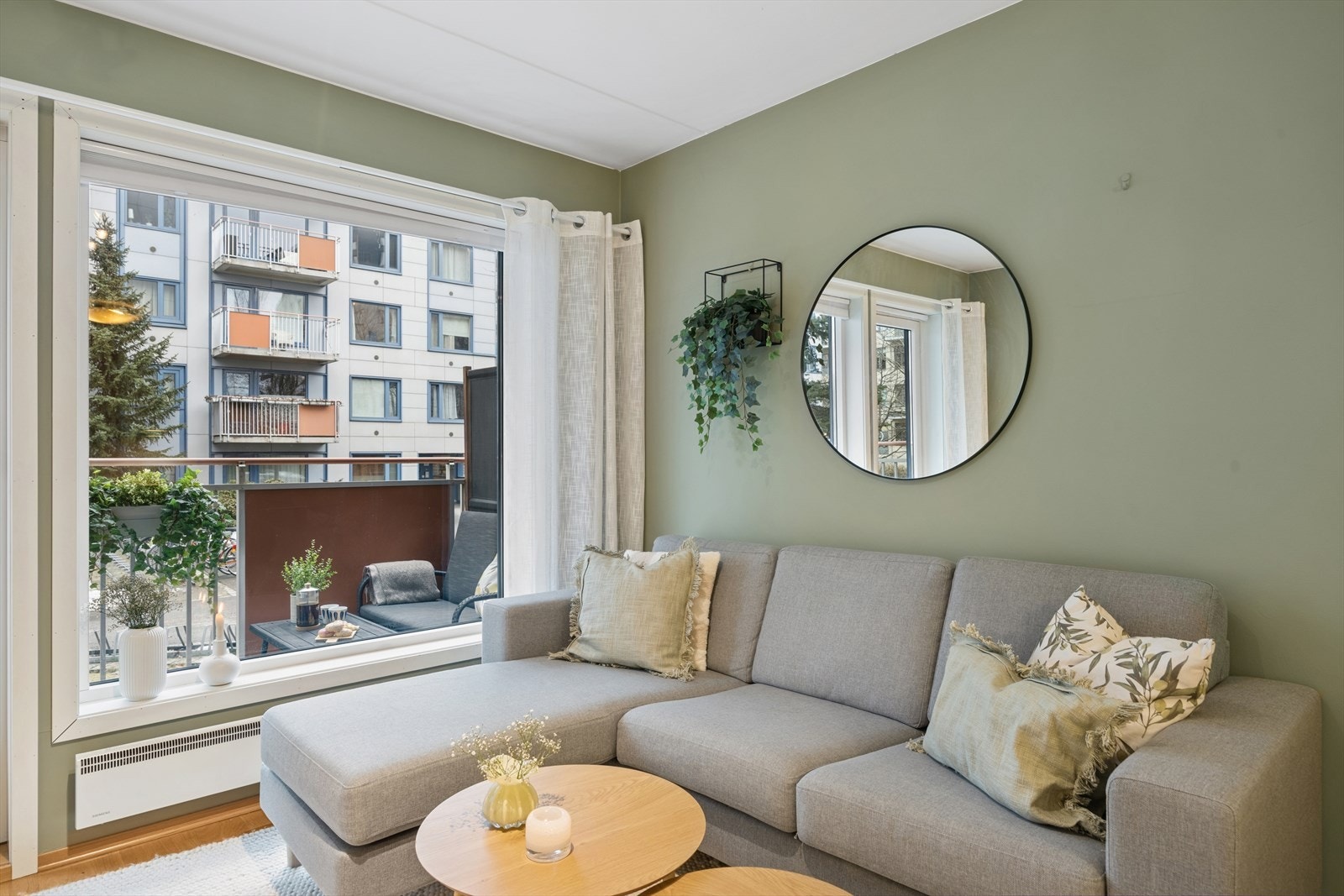 Videre fra stuen er det direkte utgang til balkong. Galleribilde