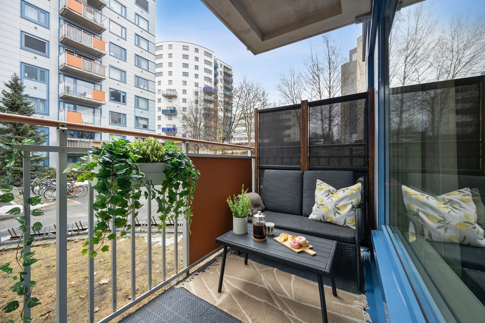 Lun og trivelig balkong med god plass til en hyggelig sittegruppe - perfekt for morgenkaffen. Galleribilde