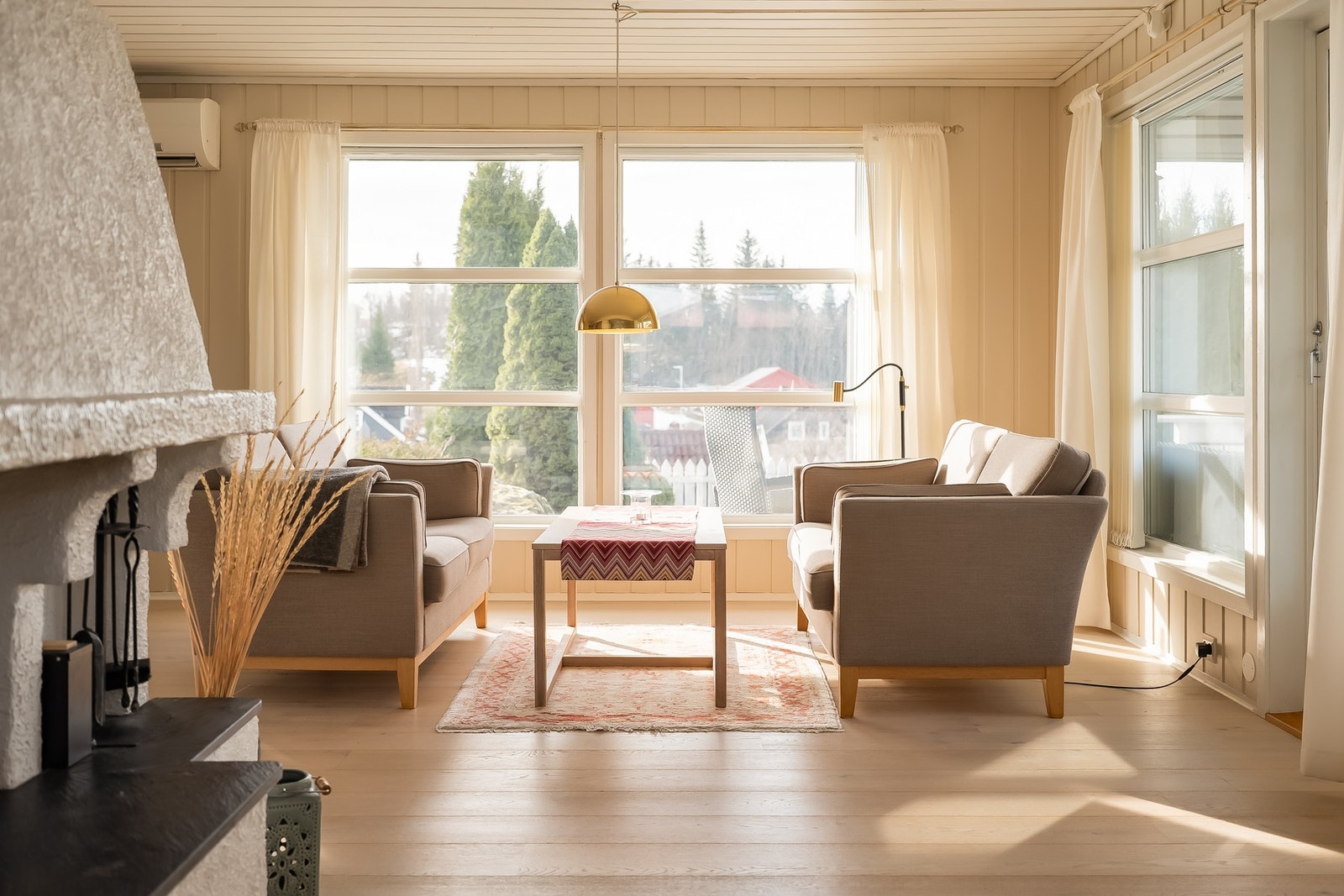 Vinduene slipper inn mye naturlig lys som gjør dette til et hyggelig oppholdsrom. Galleribilde