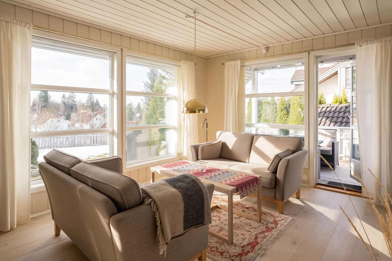 Fra stuen er det utgang til en stor terrasse som gjør det lettvint å innta måltidene utendørs om sommeren. Galleribilde