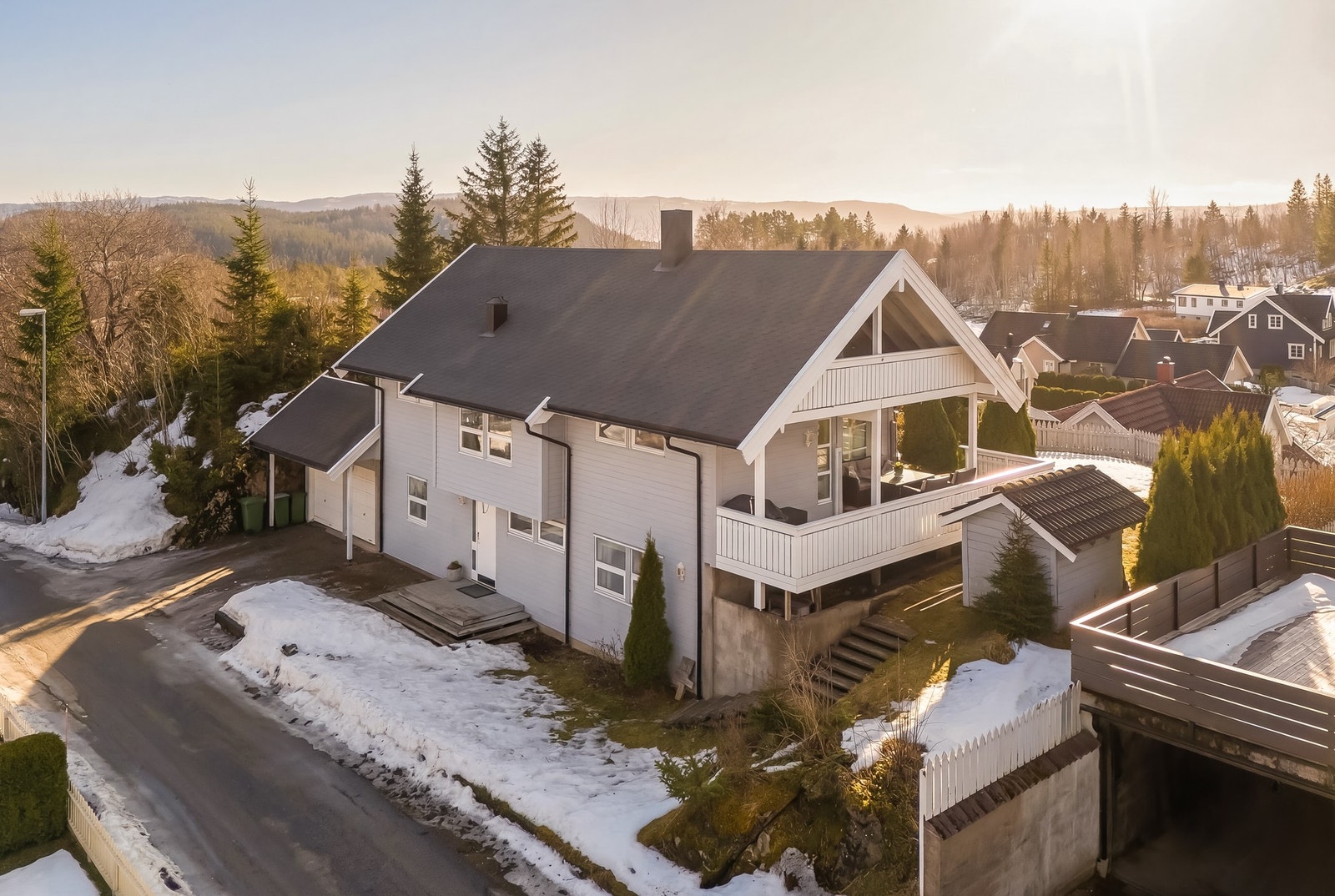 Boligen ligger høyt og fritt til i enden av en rolig blindvei. Galleribilde
