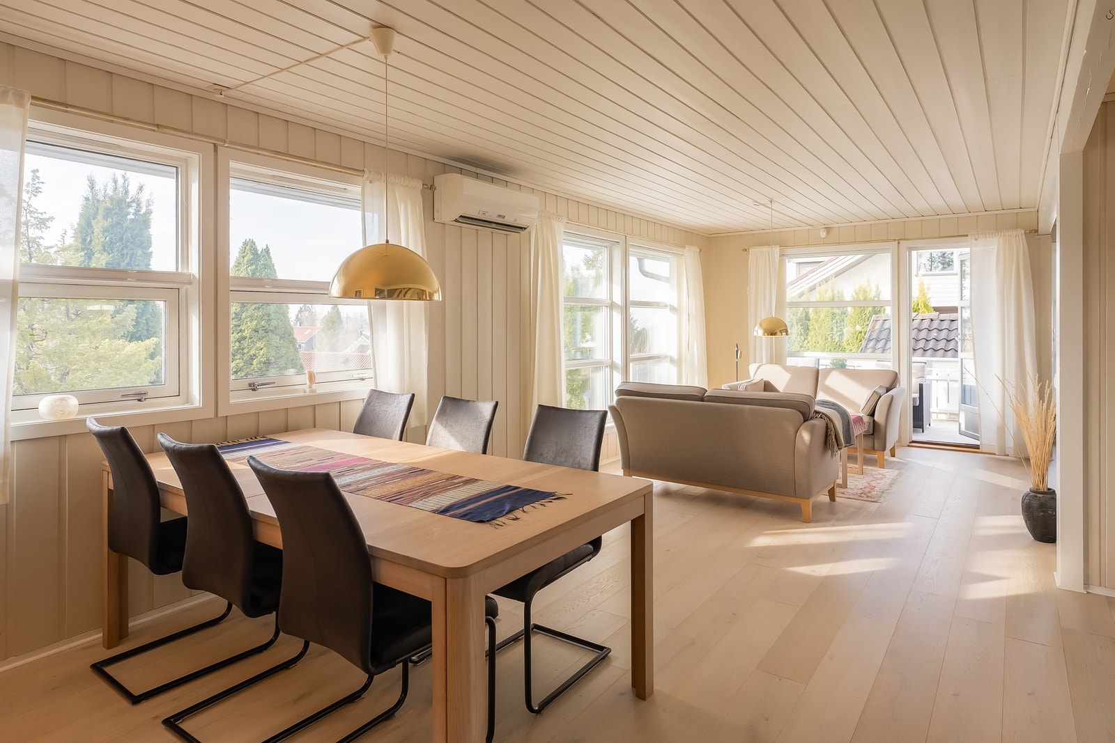 Stor stue på hele 48m² med god plass til både sofaløsning og spisestue. Galleribilde