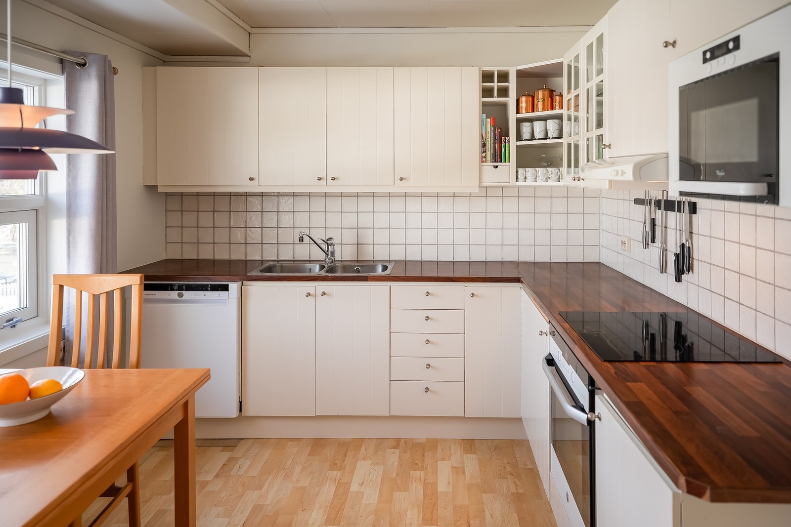 Folierte skrog, lakkerte fronter og laminert benkeplate. Galleribilde