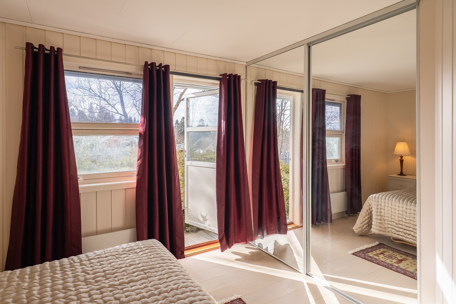 Praktisk garderobeløsning. Boligen har også et rom på 6,5 m² som i dag benyttes som kontor. Galleribilde