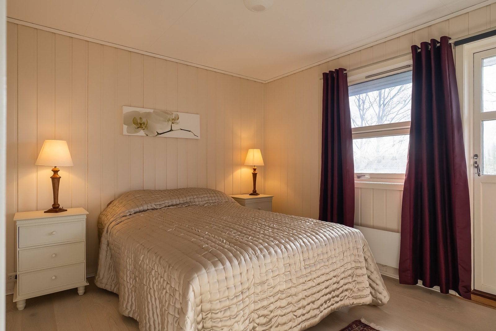 Det ene soverommet i hovedetasjen er på 11,6m² og har utgang til terrasse mot sør. Galleribilde