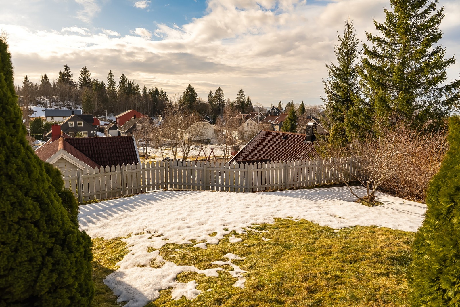 Stor og flott hage med masse boltreplass. Galleribilde