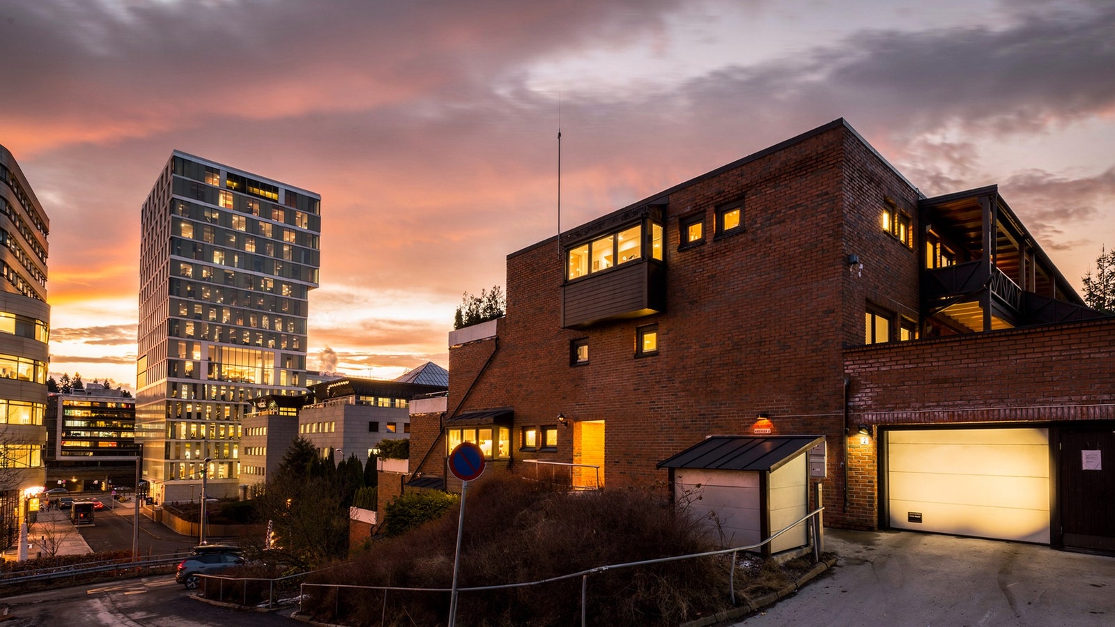 Tilbaketrukket og sentralt på samme tid. Galleribilde