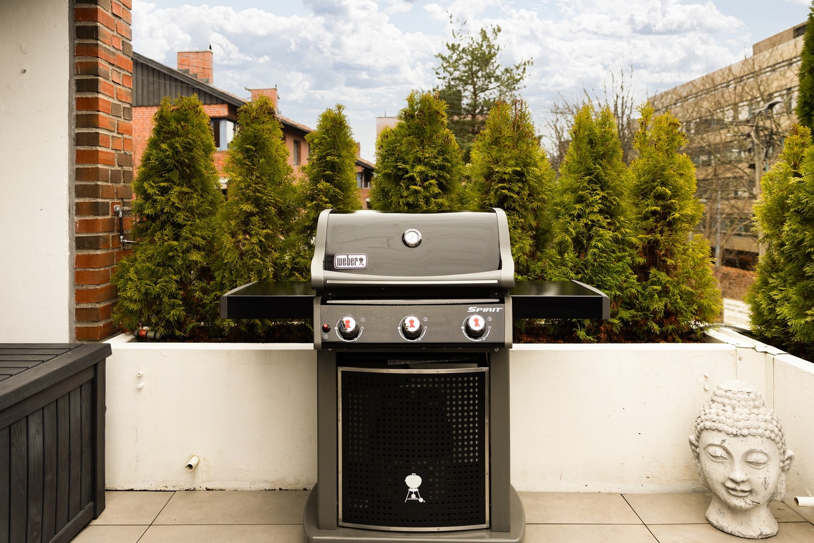 Her er det plass til utekjøkken, grillhjørne eller annen aktivitet. Galleribilde