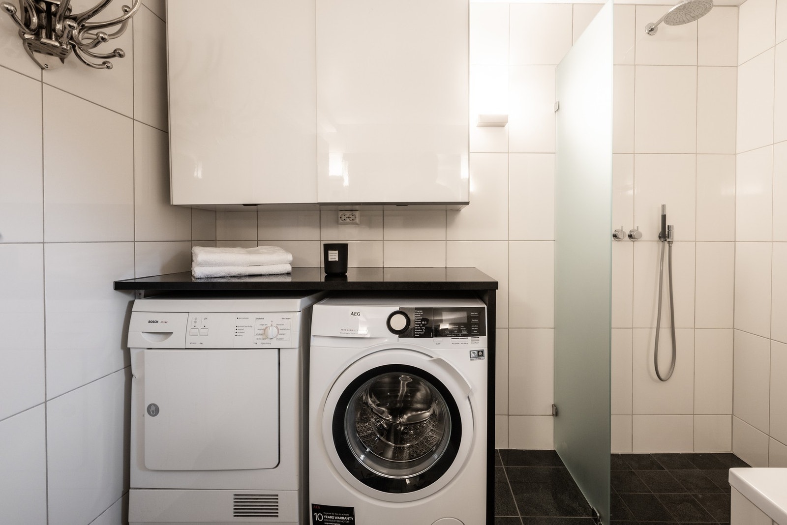 Når badet er såpass stort føles det naturlig kombinert med et vaskerom med brettebenk og overskap. Galleribilde