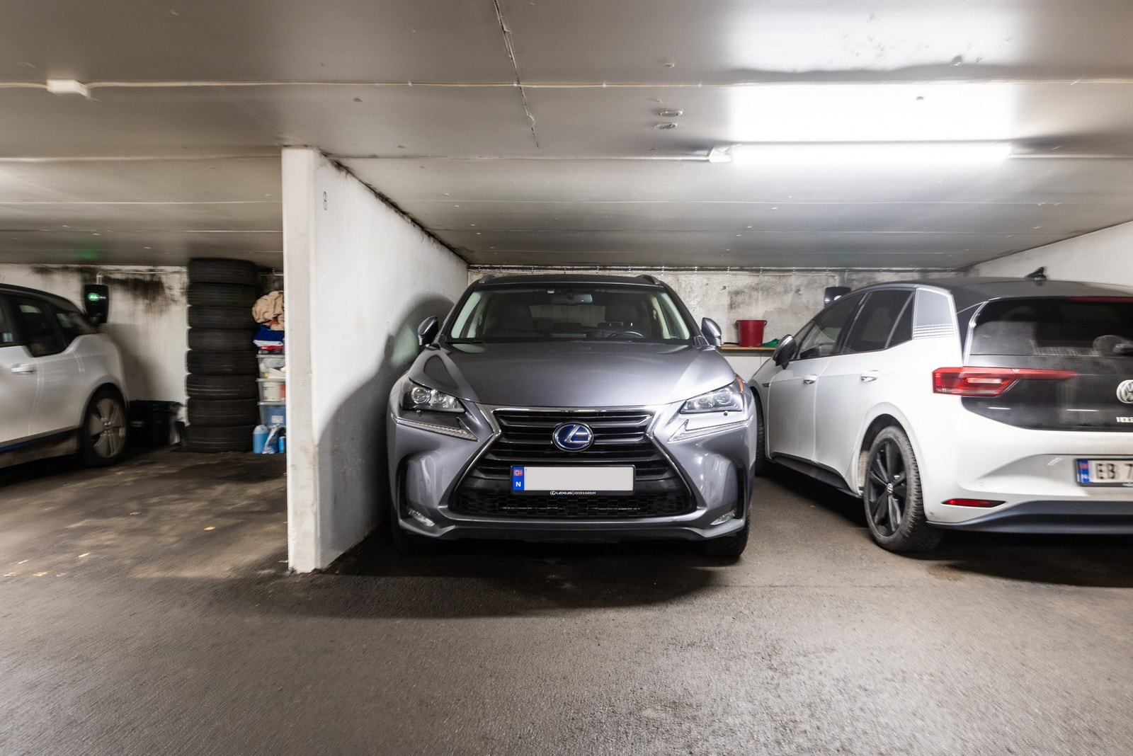 Garasjeplass merket 8 medfølger leiligheten. Opplegg til ellader er klargjort. Galleribilde