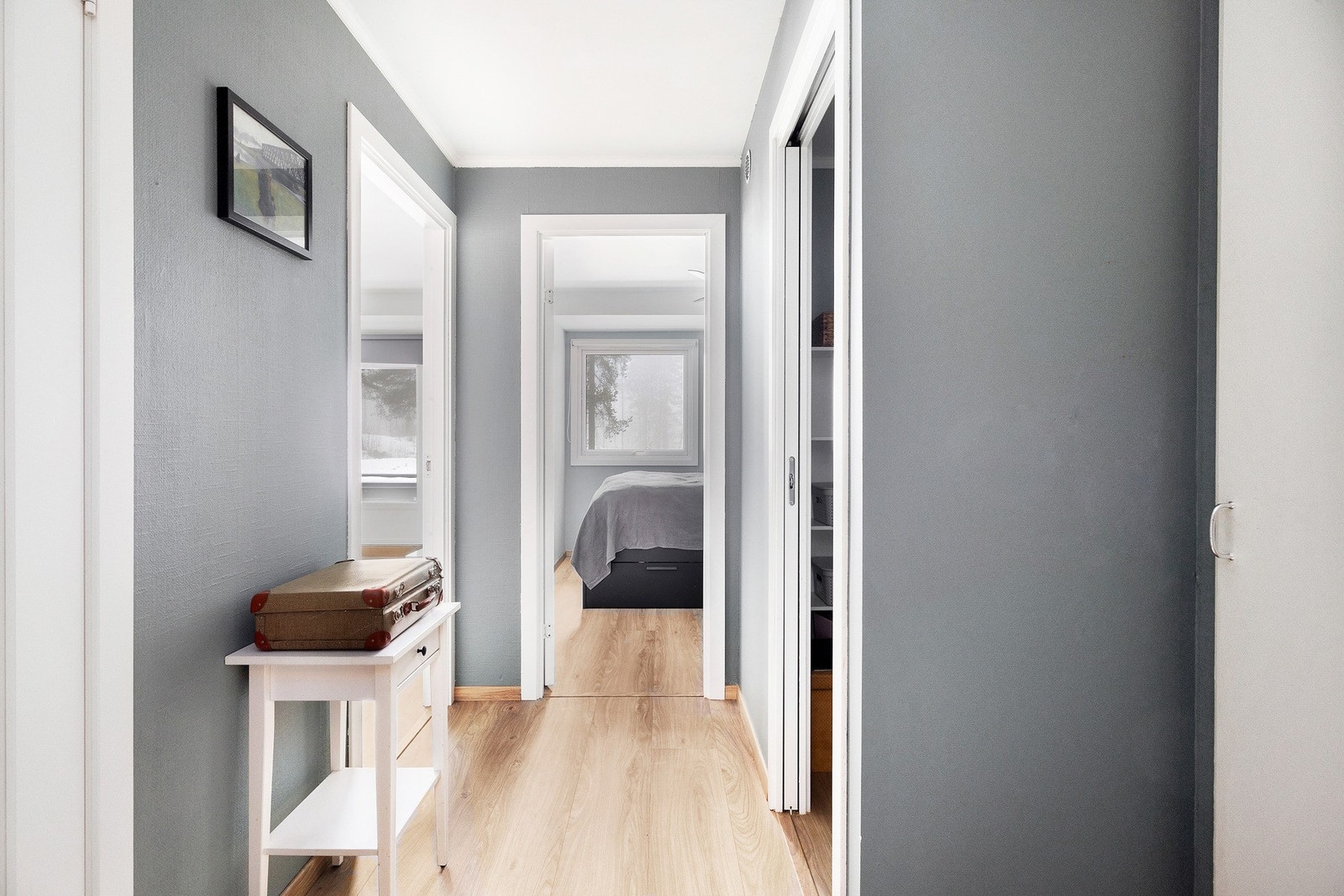 Lys og praktisk entré med plass til garderobeløsning. Herfra er det enkel adkomst til boligens øvrige rom. Galleribilde