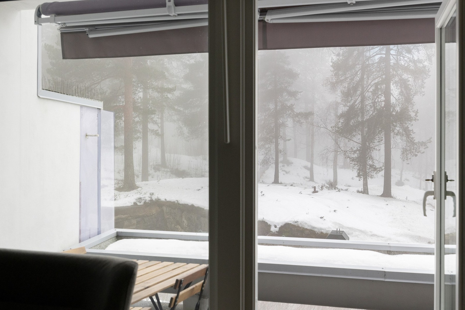 Utsikten fra stuen ut mot balkongen. Galleribilde