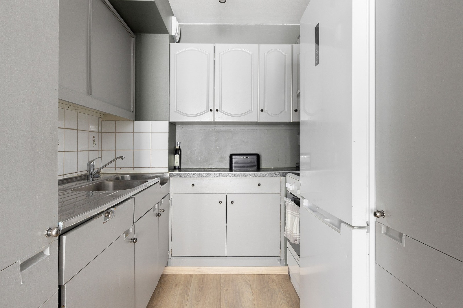 Kjøkken med praktisk utforming og gode arbeidsflater. Galleribilde