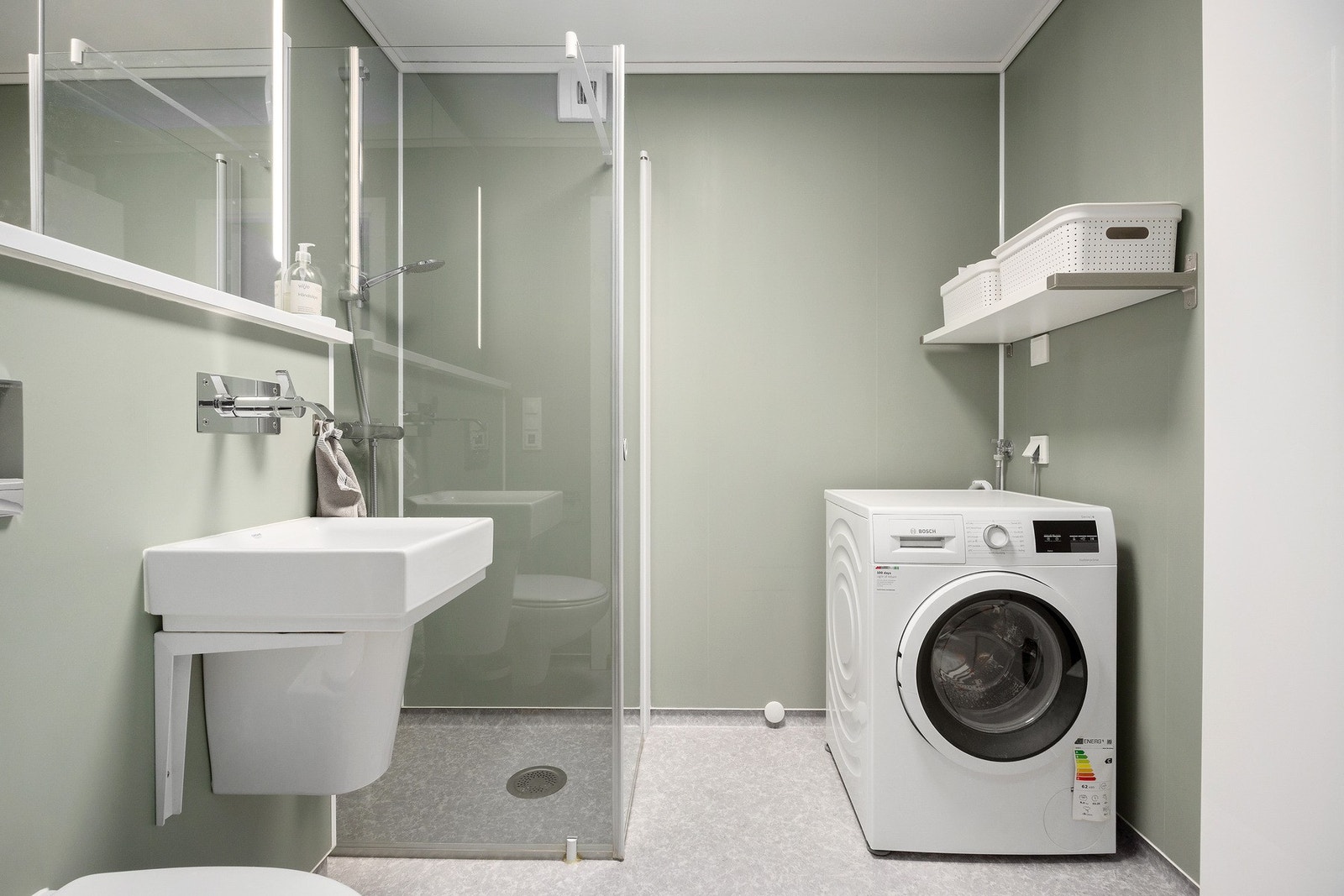 Badet ble fornyet i 2023 og fremstår moderne, med varmekabler i gulv og opplegg for vaskemaskin. Galleribilde