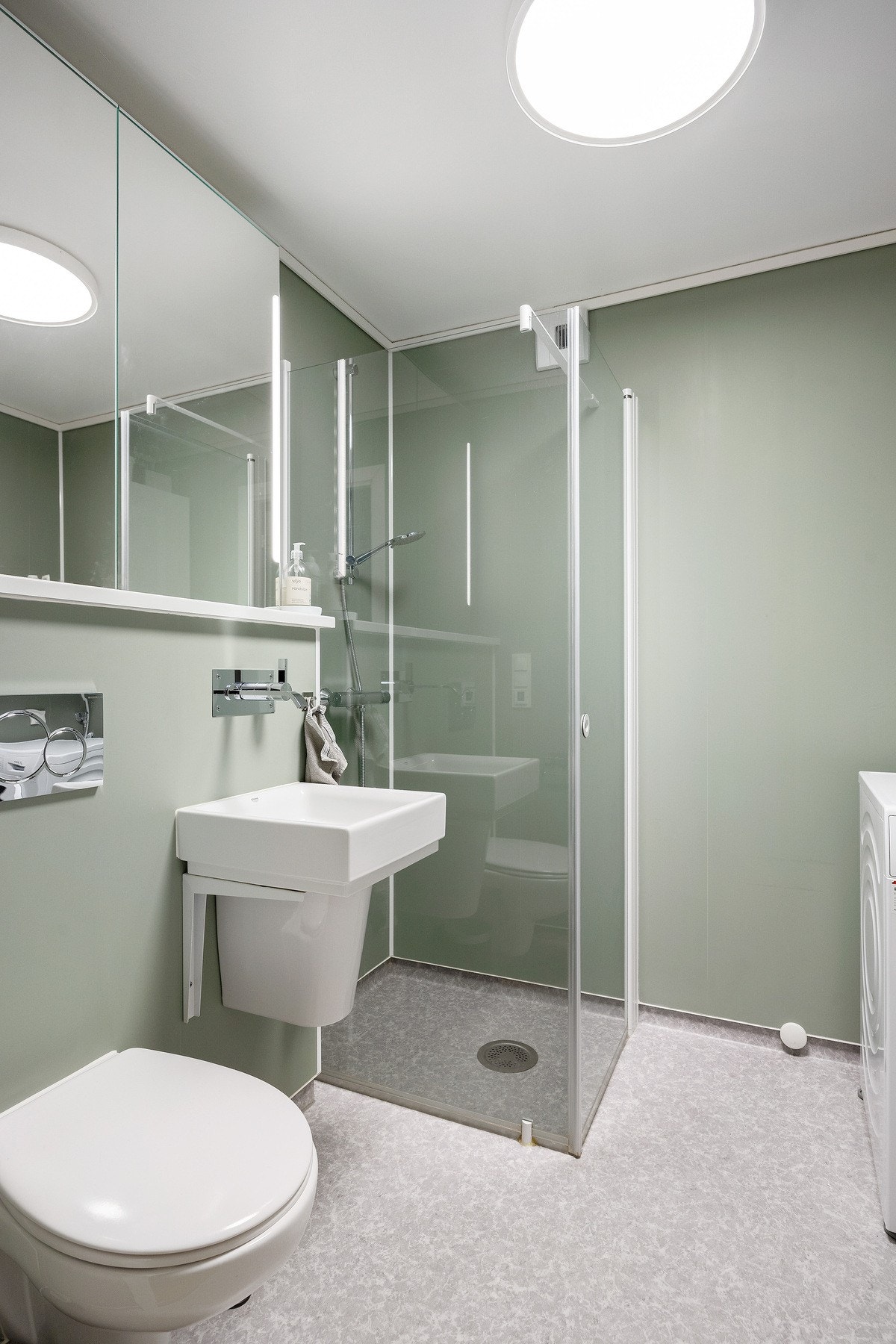 Badet er utstyrt med sanitærutstyr, herunder
veggmontert toalett, dusjnisje, servant og opplegg for vaskemaskin. Galleribilde