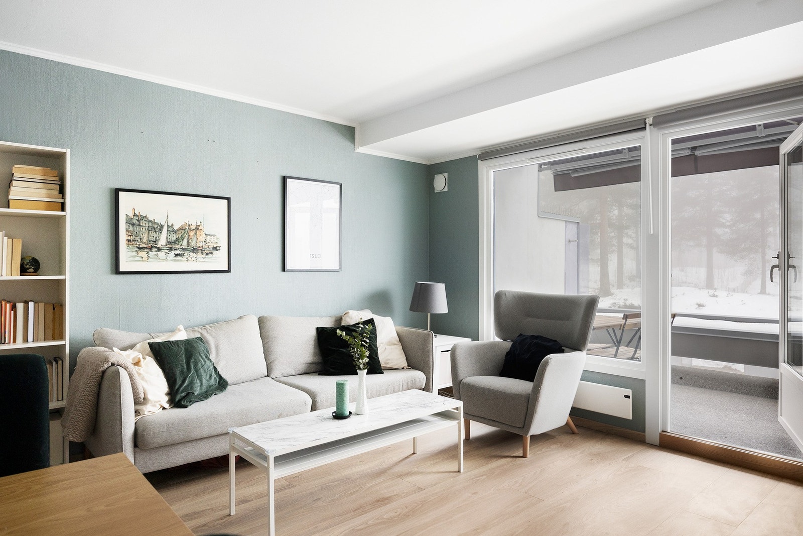 Boligen har store vindusflater med et herlig lysinnslipp, hvilket gjør den lys og luftig. Galleribilde