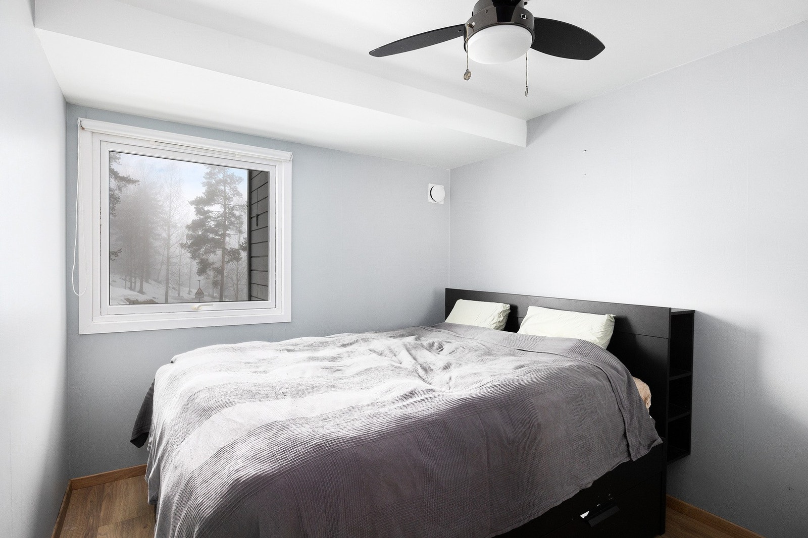 Trivelig soverom med plass til dobbeltseng og garderobeløsning. God takhøyde på ca. 2,39 meter gir en luftig romfølelse. Galleribilde