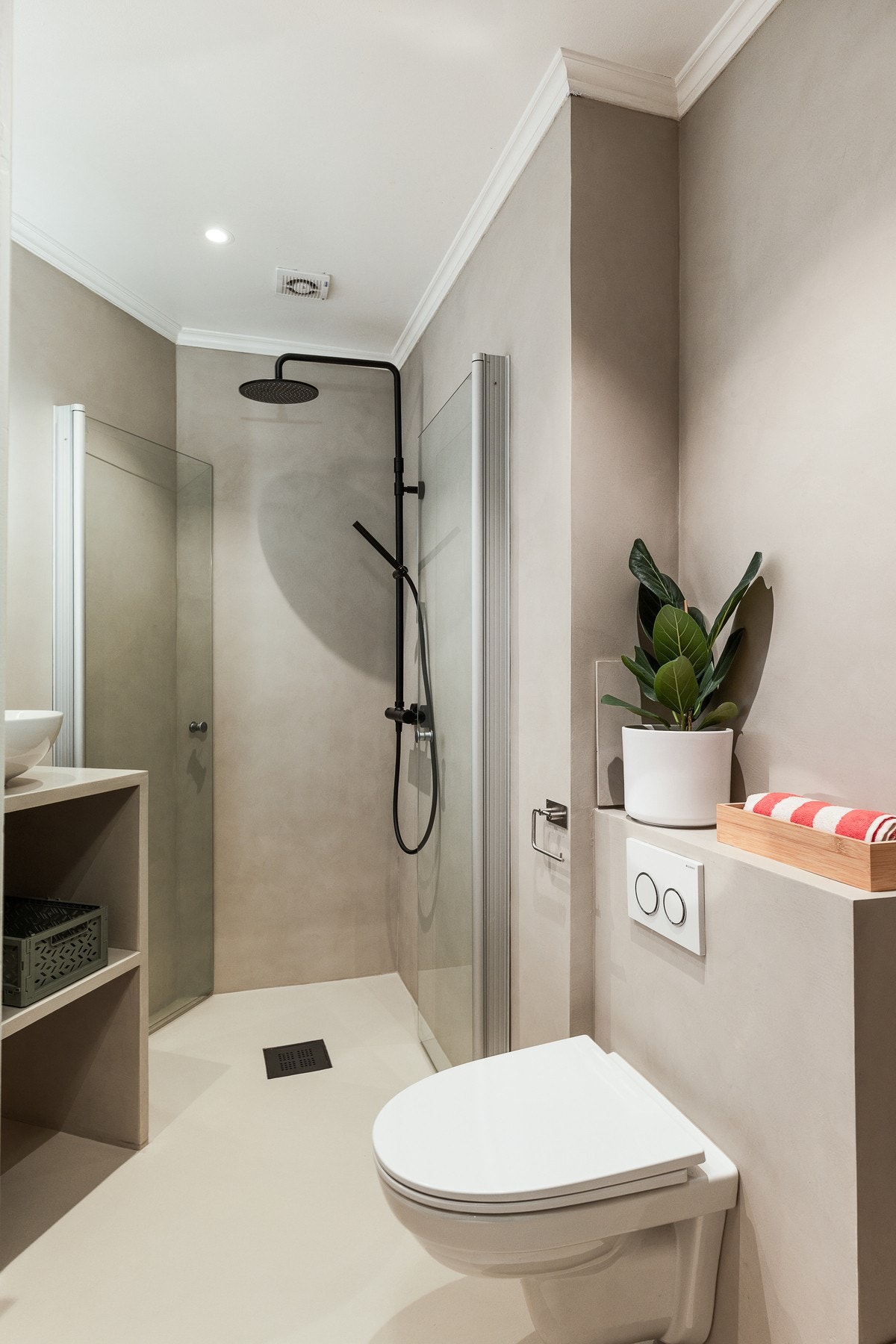 Her er det dusj med innfellbare glassdører, plassbygget servantbenk og opplegg for vaskemaskin. Galleribilde