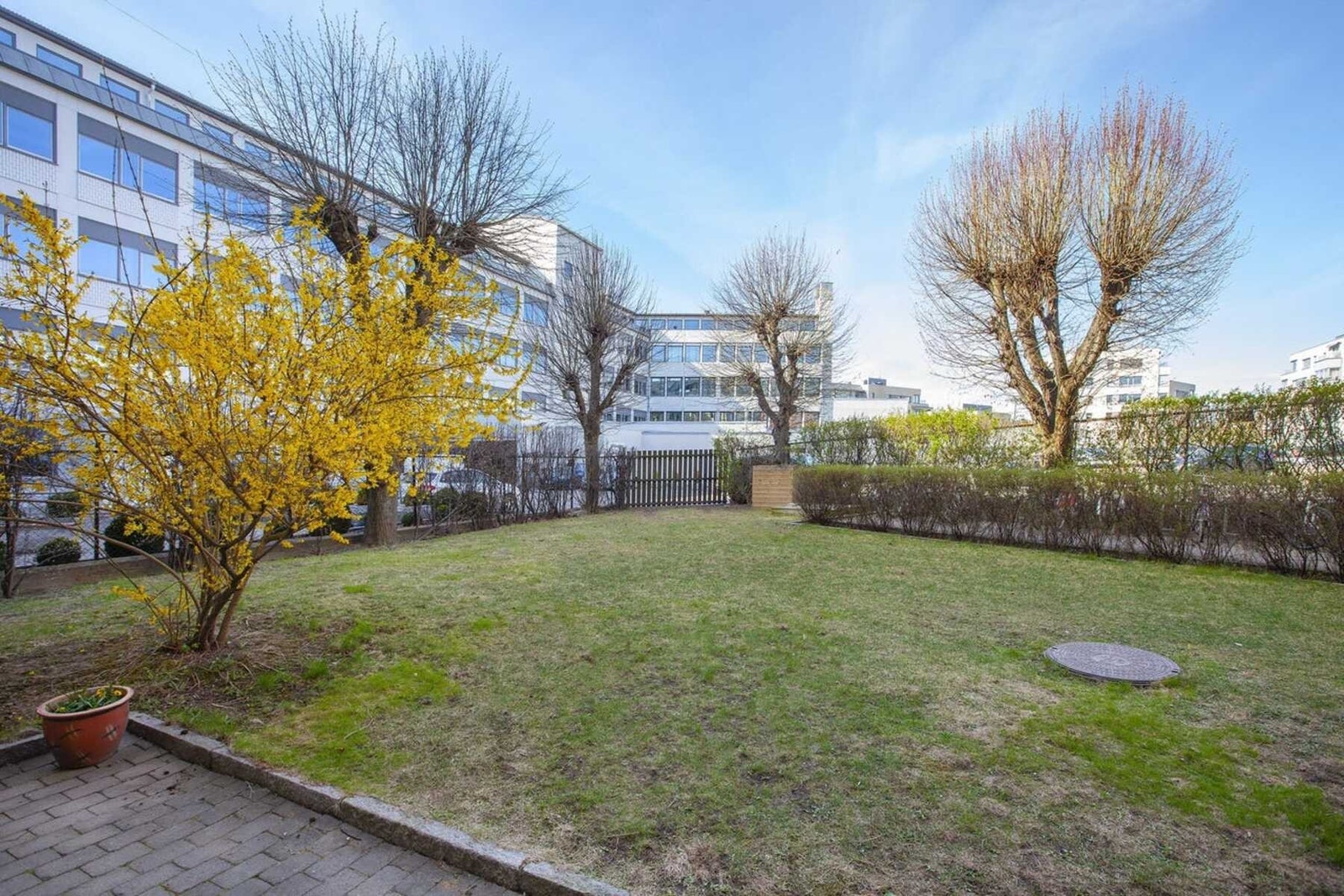 Felles bakgård med felles grill, møblement, sykkelstativ og sandkasse. Galleribilde