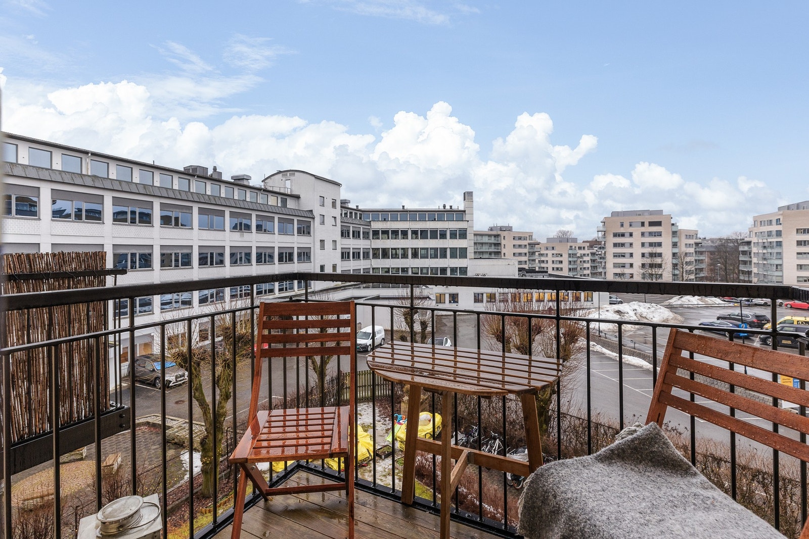 Balkongen er solrik fra ca. kl. 14 til solnedgang. Galleribilde