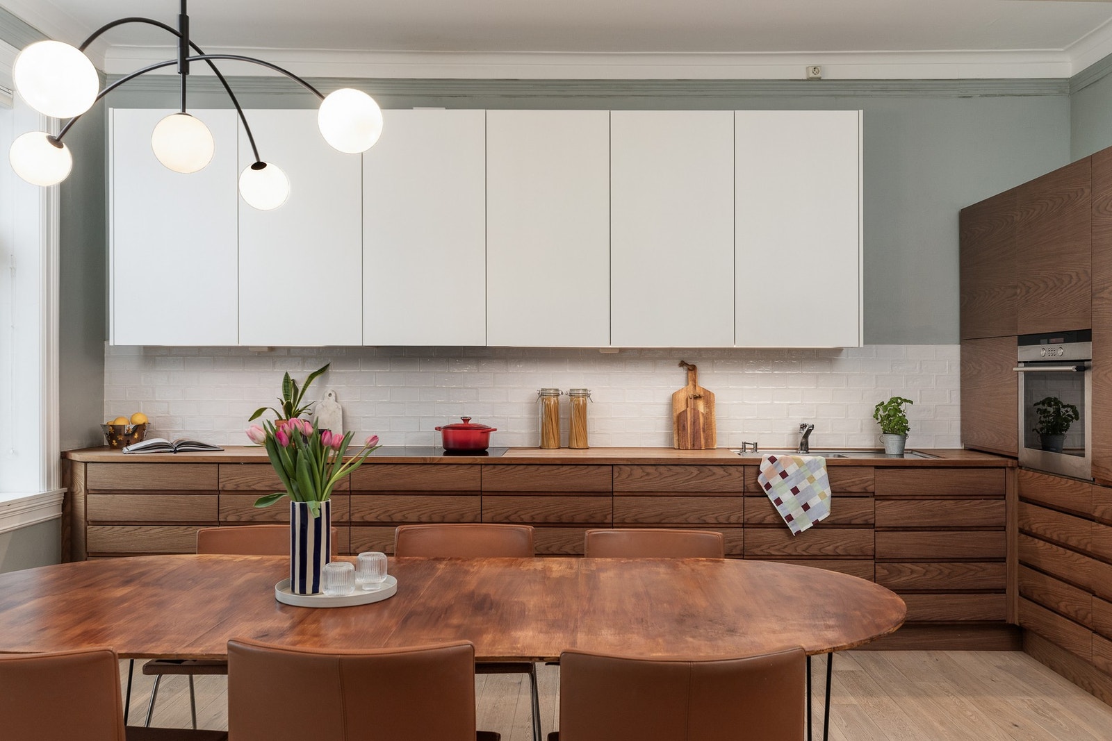 Her er det rikelig skap- og benkeplass, samt praktiske fliser på vegg. Galleribilde