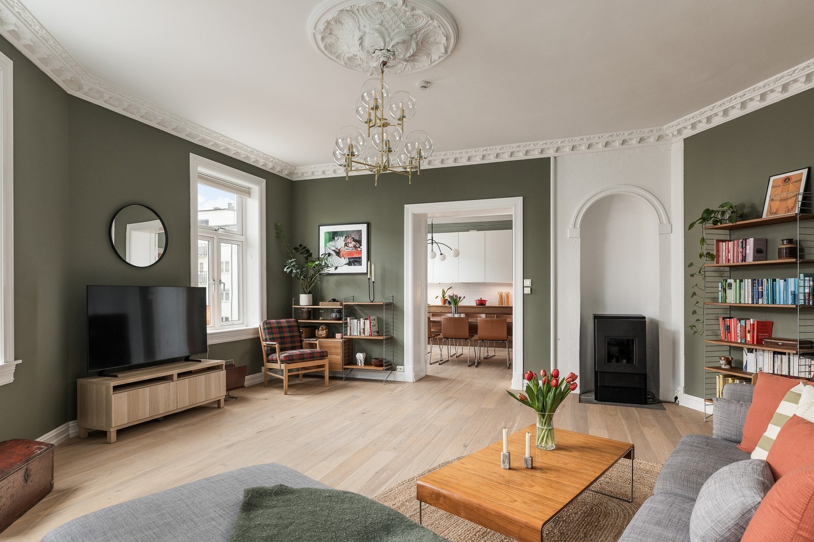 I stuen er det store vindusflater med morgensol. Galleribilde