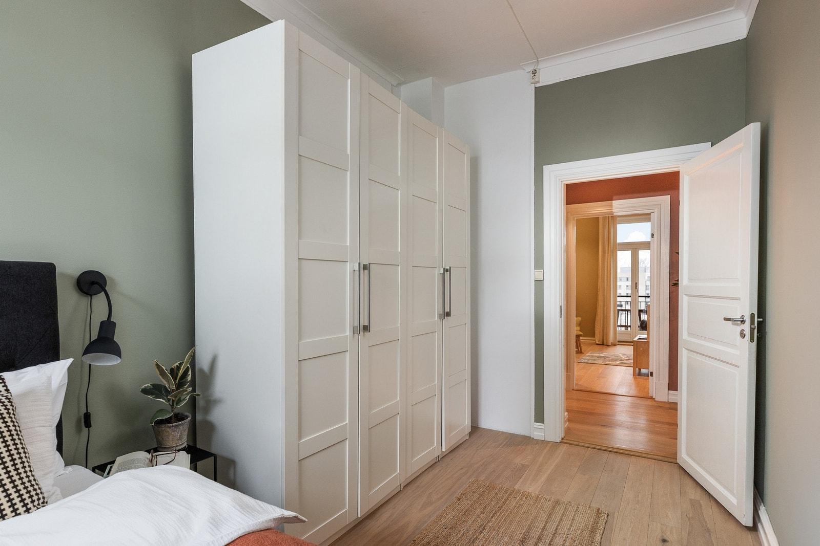 Hovedsoverommet har plass til dobbeltseng, garderobe og ekstra møblement. Galleribilde