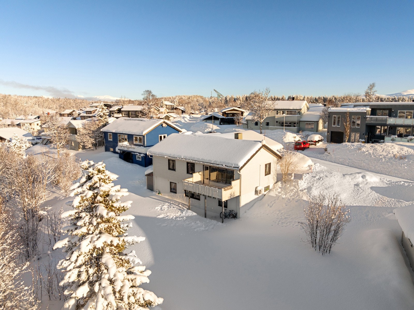 Fantastisk eiendom med stor tomt som er opparbeidet med plen.