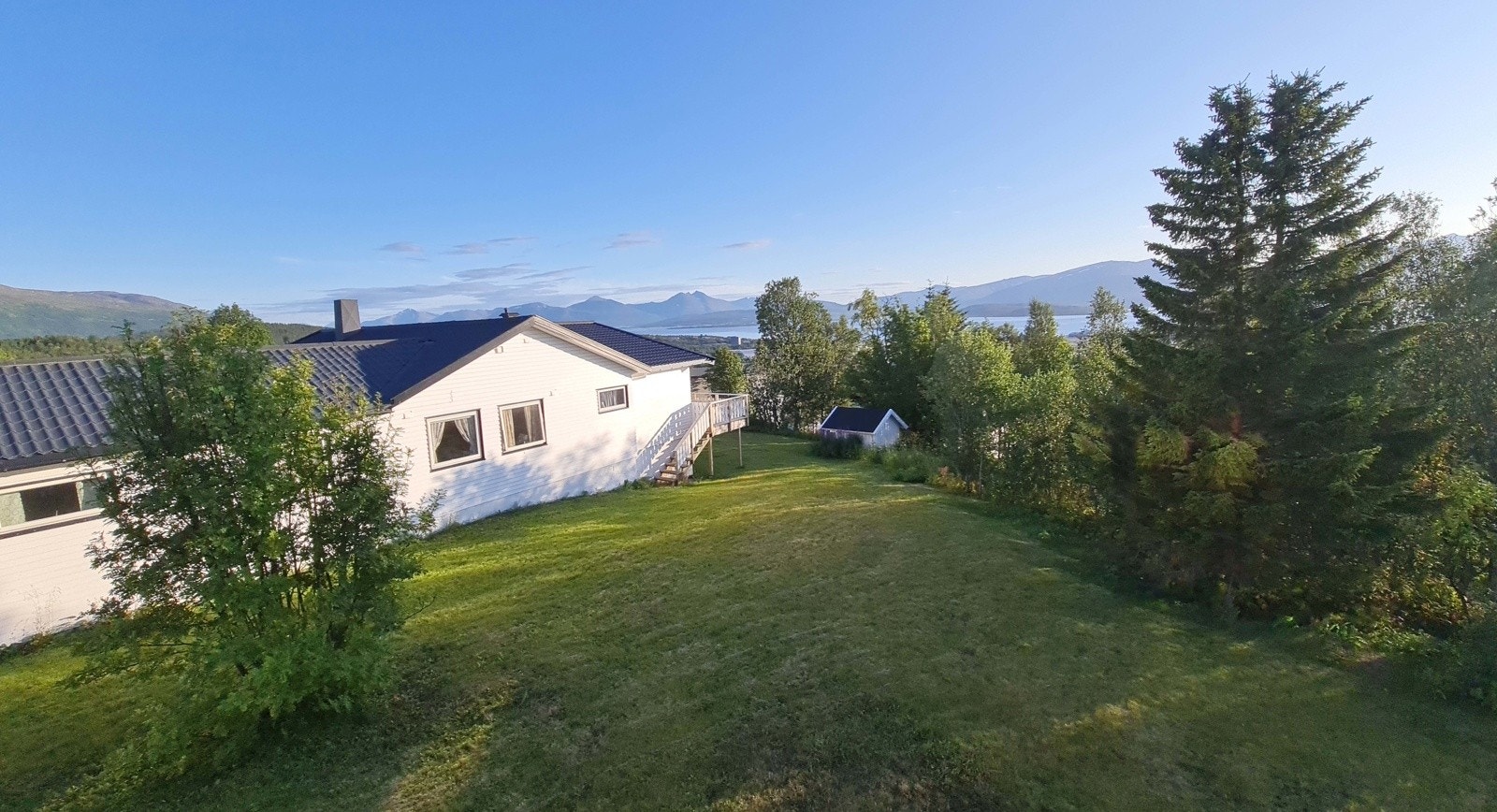 Selgers private bilde. Utsikt mot sør.