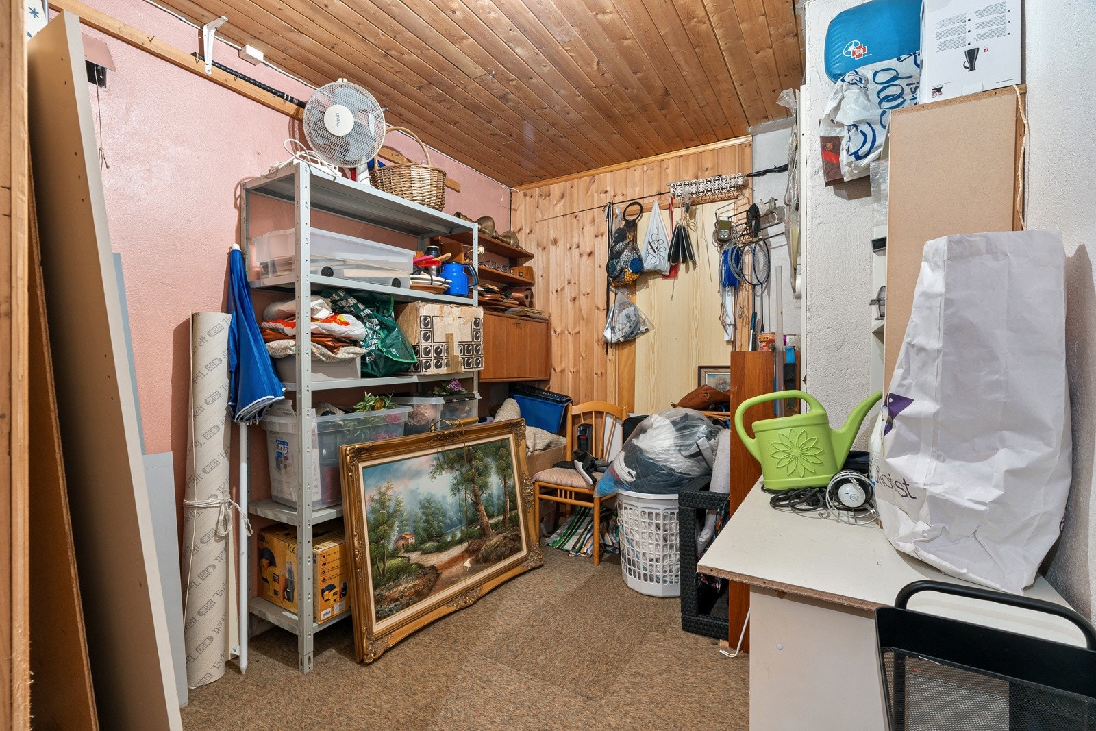 Det er rikelig med bodplass i boligen.