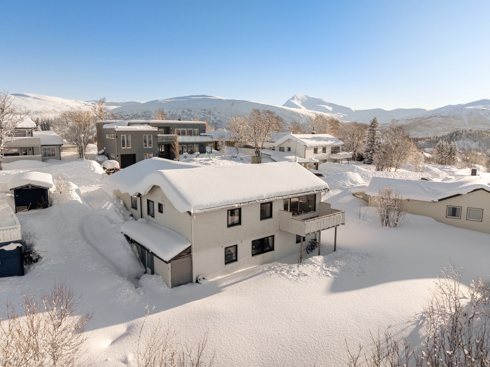 En innholdsrik enebolig beliggende i svært attraktivt område på Mortensnes!