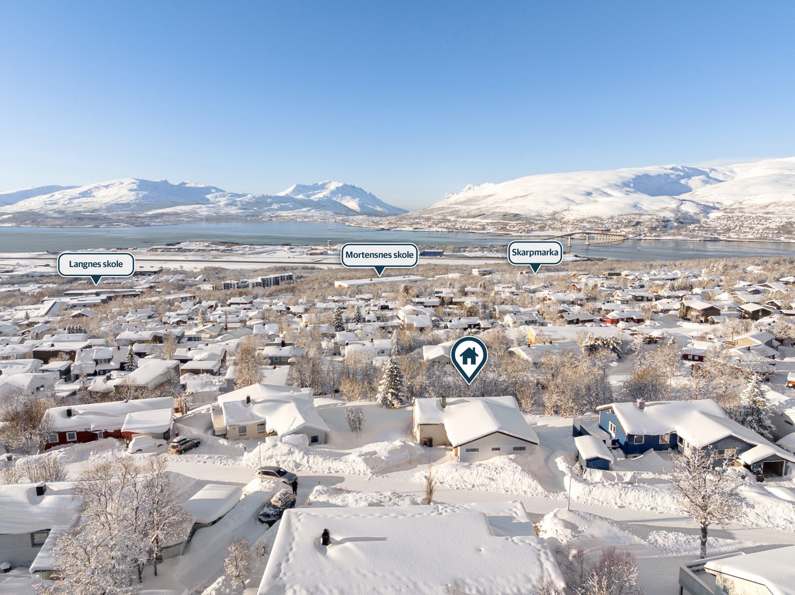 Tomten er på hele 1,2 mål med flere solrike uteplasser.