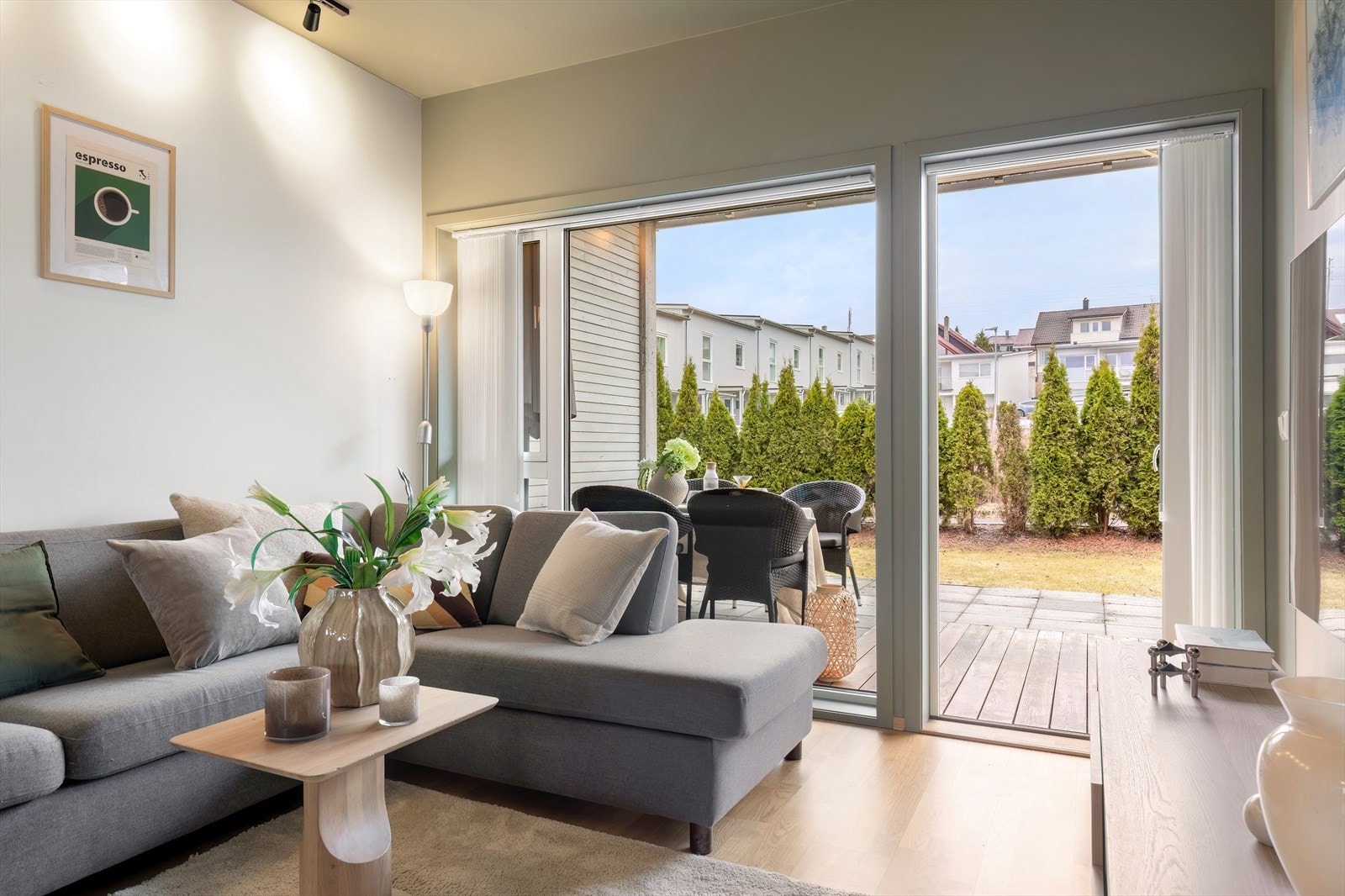 Stue - utgang til en kjekk terrasse Galleribilde